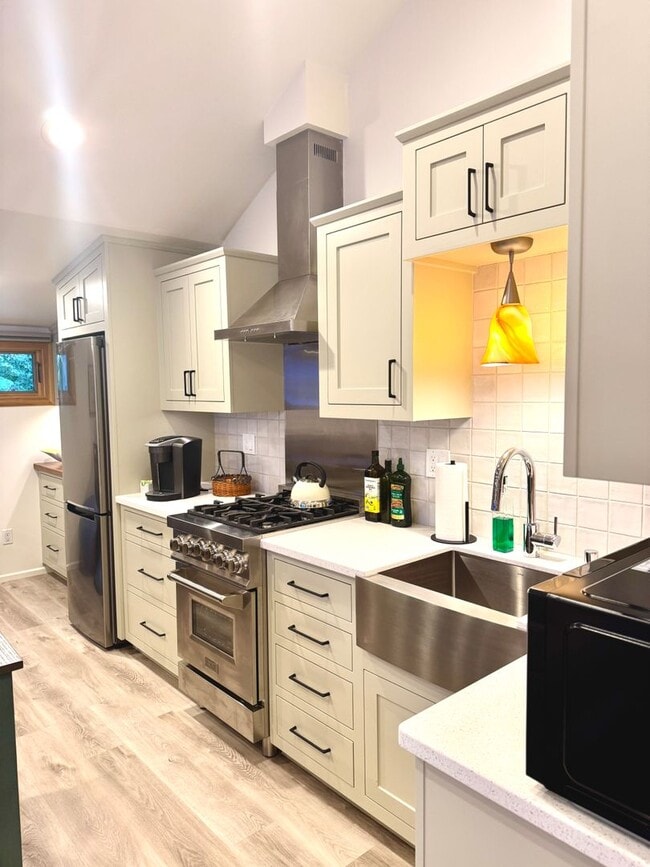 Building Photo - Immaculate Designer Furnished Studio in Co...