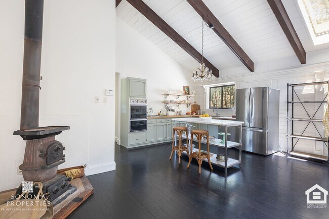 Building Photo - Wine Country Living in Spacious Glen Ellen...