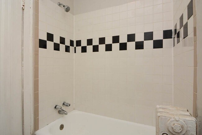 Building Photo - 2832 N Burling St