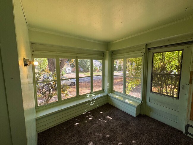 Building Photo - Large 1 Bedroom Main Level Apartment Near ...