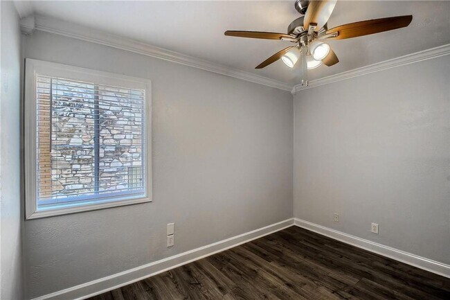 Building Photo - 1304 Summit St