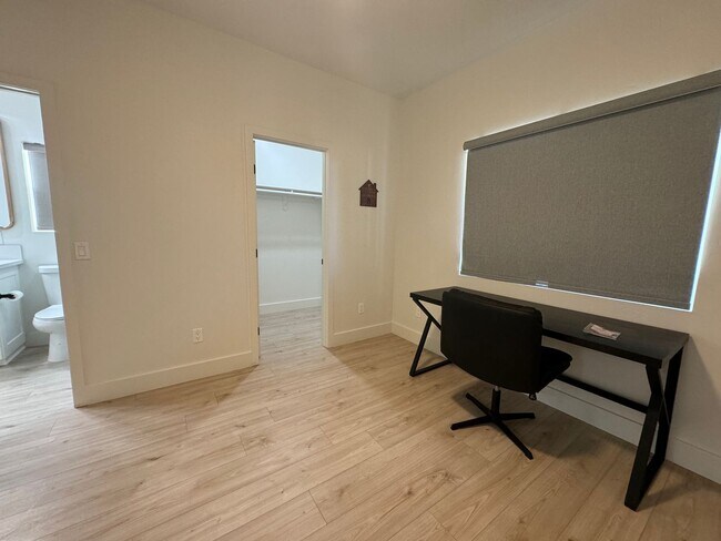 Building Photo - 6129 Lago Grande Dr
