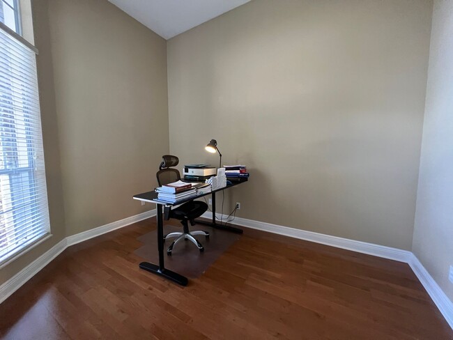 Building Photo - Beautiful 5 Bed 4 Bath Pool Home in the gu...