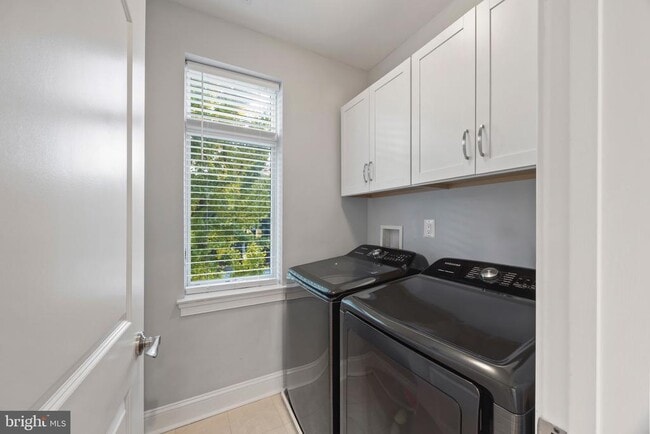 Building Photo - 900 Valencia Ct