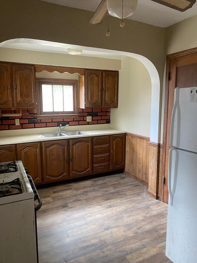 Building Photo - 1st Floor 1 Bedroom