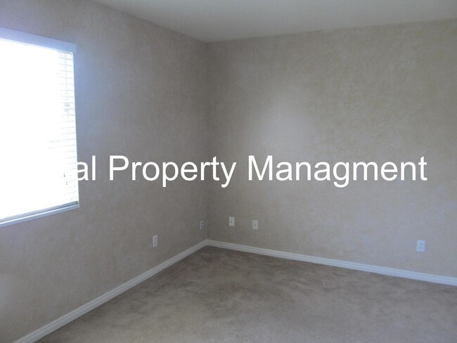 Building Photo - A Great 2 Bed, 1.5 Bath Town Home in Logan...