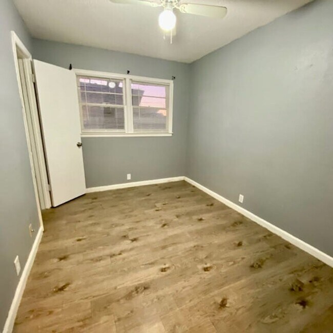 Building Photo - 1712 42nd St