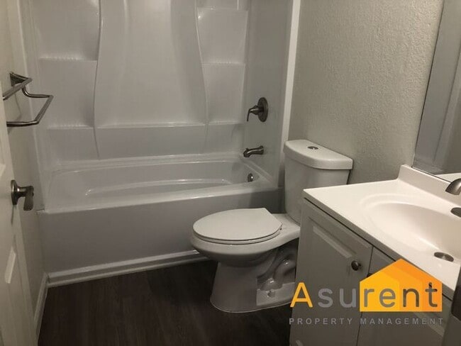Building Photo - Fully Remodeled Duplex Available Now!