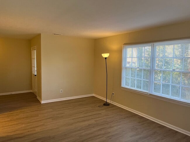 Building Photo - **ON HOLD**3 bedroom / 2 bathroom Home for...