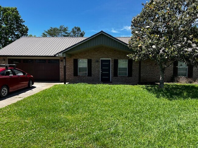 Primary Photo - Maryville 37803 - 3 bedroom, 2 bath home -...