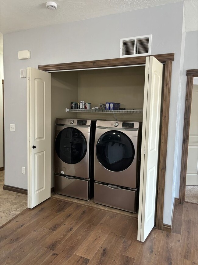 Building Photo - 2 Bedroom 2 Bathroom Condo