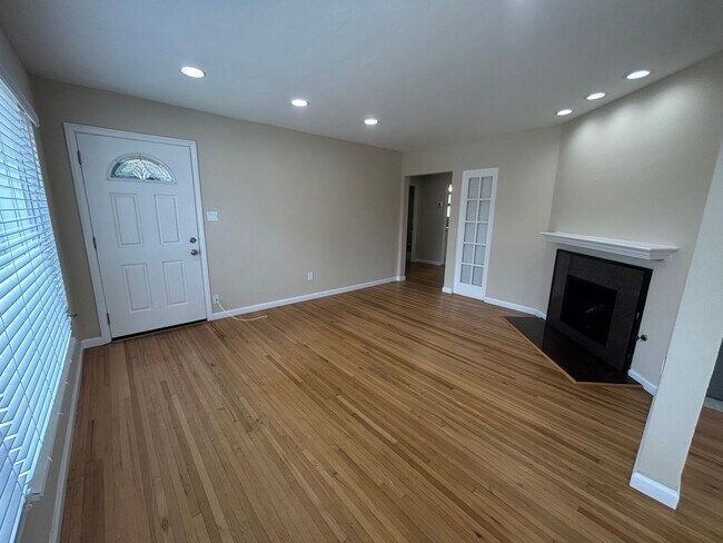 Building Photo - Bright & Sunny 3 Bed, 2 Bath Home – Just 4 Blocks from the Beach & Bay!