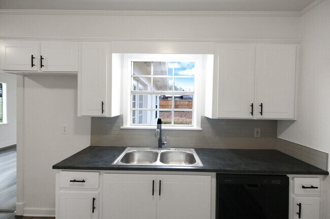 Building Photo - 319 Eastwood Ave