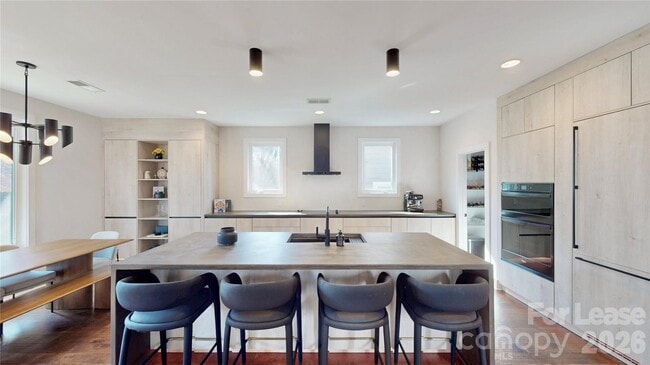 Building Photo - 1220 Lomax Ave