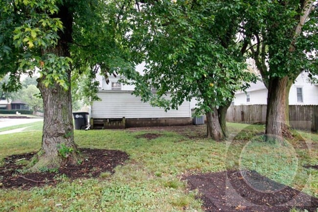 Building Photo - Deposit Special: $300 Off!! 3 Bed 1 Bath L...