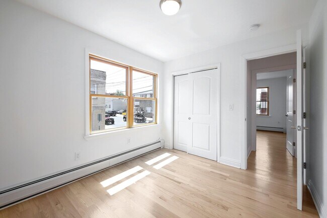 Building Photo - 307 9th St