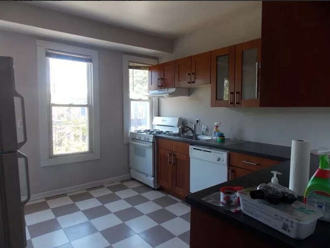 Building Photo - Sprawling 2BR in Queen Anne Victorian | Enormous Living Room | Walk-In Closets | East Rock