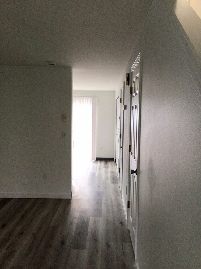 Building Photo - Washougal 2 Bedroom Townhome