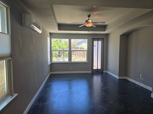 Building Photo - Beautiful 4 bedroom 2 bath custom home