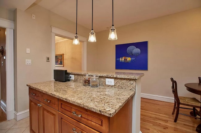 Building Photo - 3 level townhouse w 2br 2.5ba, parking spo...