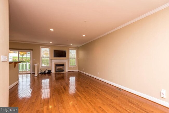 Building Photo - 3233 Meadow View Cir