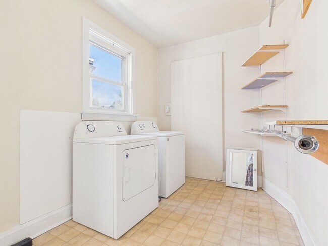 Building Photo - Large 4 Bedroom Single Family on Reily St.