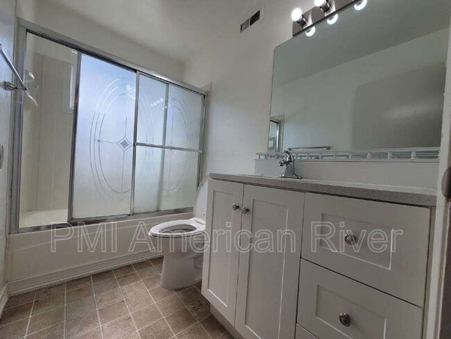 Building Photo - 9060 Talisman Dr