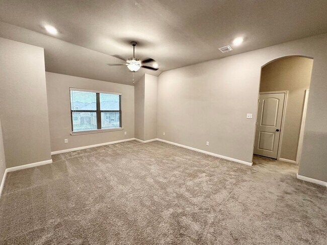 Building Photo - Room for the family!