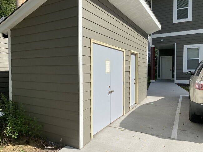 Building Photo - Modern Comfort Meets Urban Convenience in Longfellow!