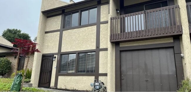Building Photo - Charming 2-Bed, 2.5-Bath Townhouse in Arro...