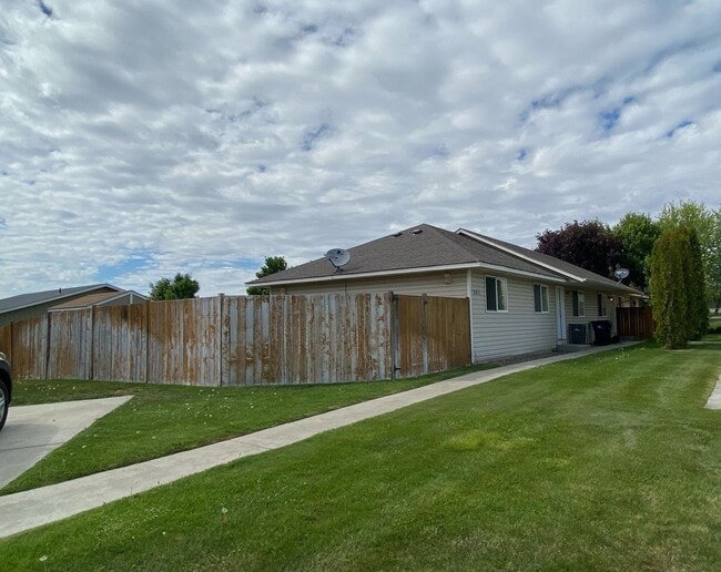 Building Photo - 1001 E 19th Ave