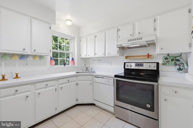 Building Photo - 8350 Glastonbury Ct
