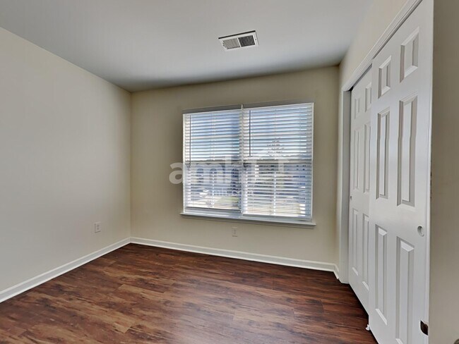 Building Photo - 321 Mossy Wood Rd