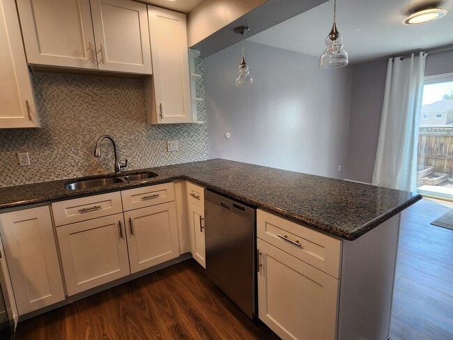 Building Photo - Updated 3 Bedroom Townhome in Great Area!