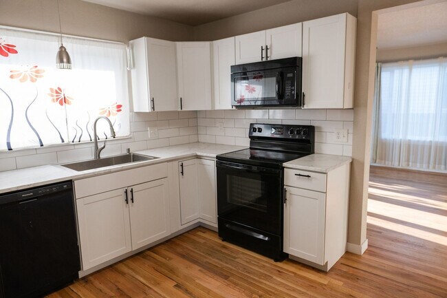 Building Photo - Spacious 2BR House in Cheyenne