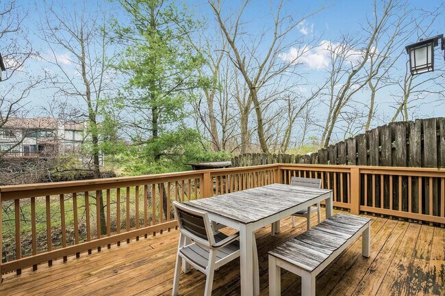 Building Photo - 2000 Quiet Stream Dr