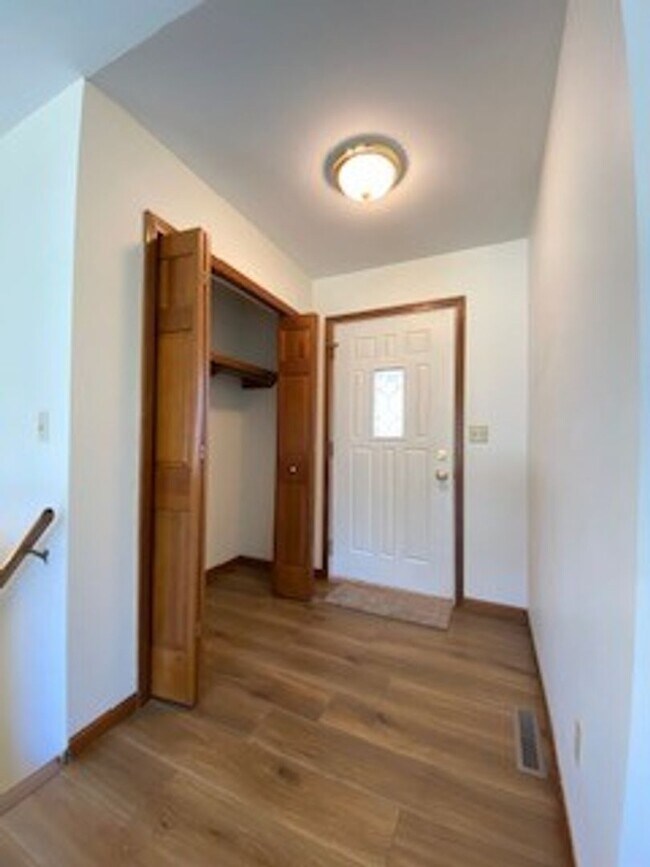 Building Photo - 3 Bedroom/2 Bathroom Home in the Gardens!