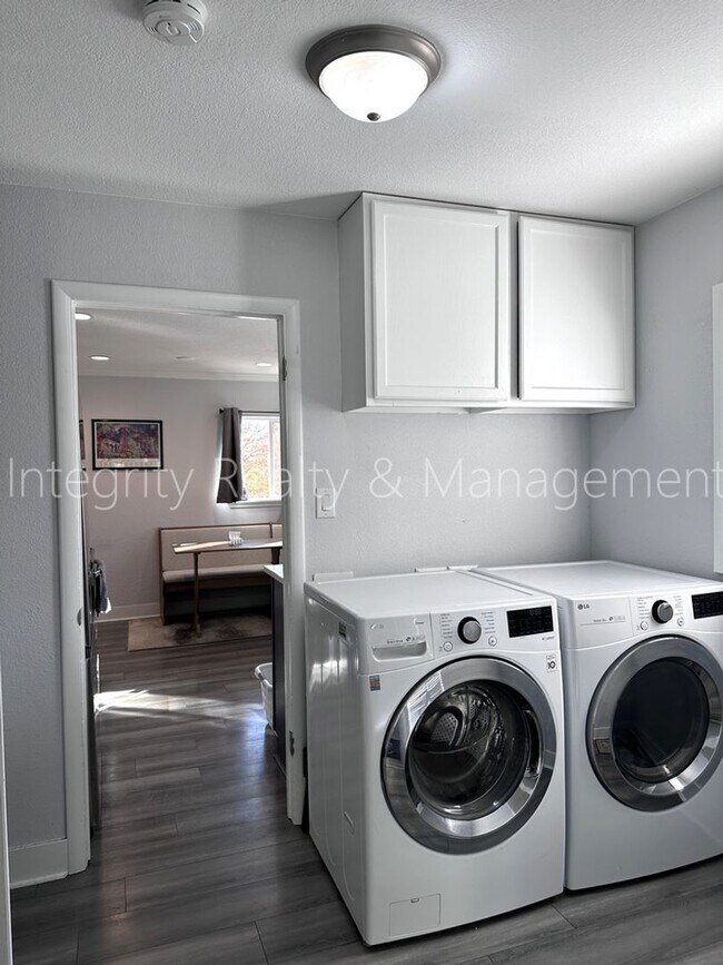 Building Photo - 901 S Alcott St