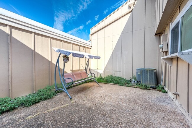 Building Photo - 11609 Village Pl Dr