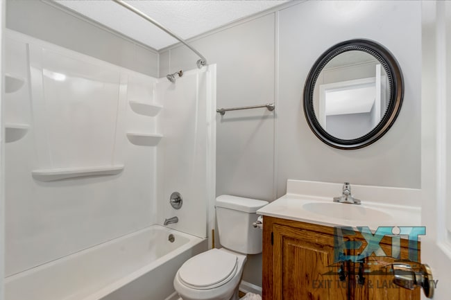 Building Photo - 3 Bedroom/2 Bathroom Home