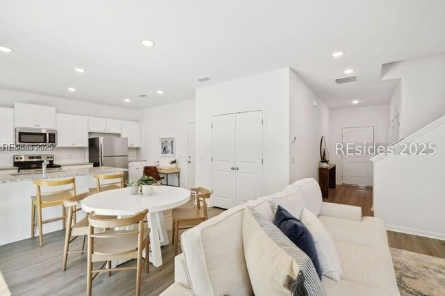 Building Photo - 105 Mainland Lakes Dr