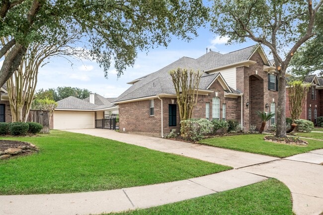 Building Photo - 5622 Lake Pl Dr