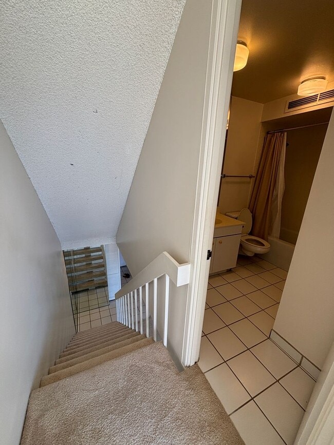 Building Photo - Kapiolani - Ala Wai Skyrise - 1 Bdrm/1 Bat...