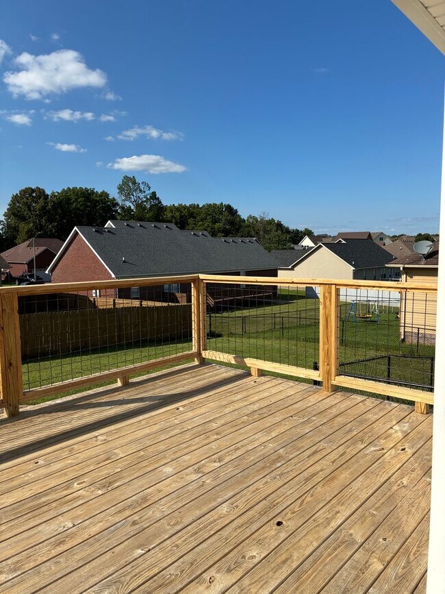 Building Photo - **Summer Ending BUT This Home is HOT**