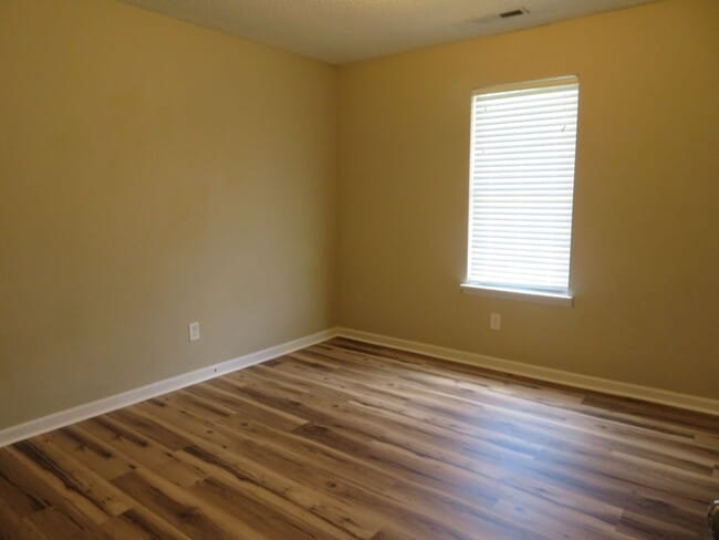 Building Photo - 2 BR 2 BA Duplex