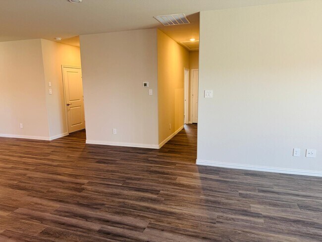 Building Photo - 801 Easthill Dr