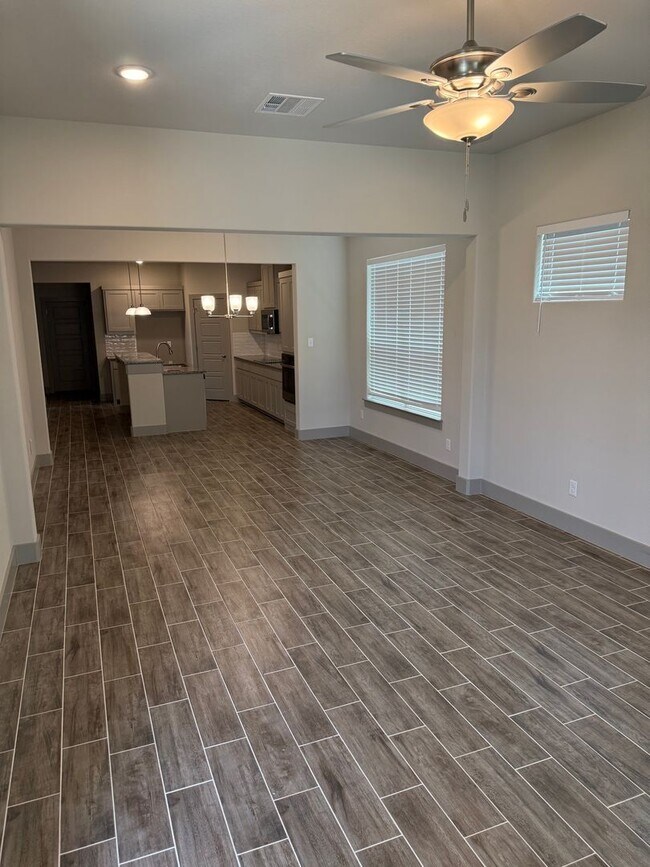 Building Photo - 3/2/2 Open concept and conveniently located for commuters