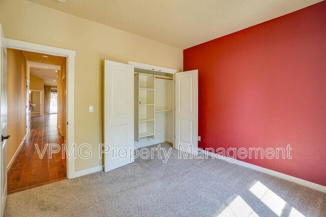 Building Photo - 7002 NE 56th St