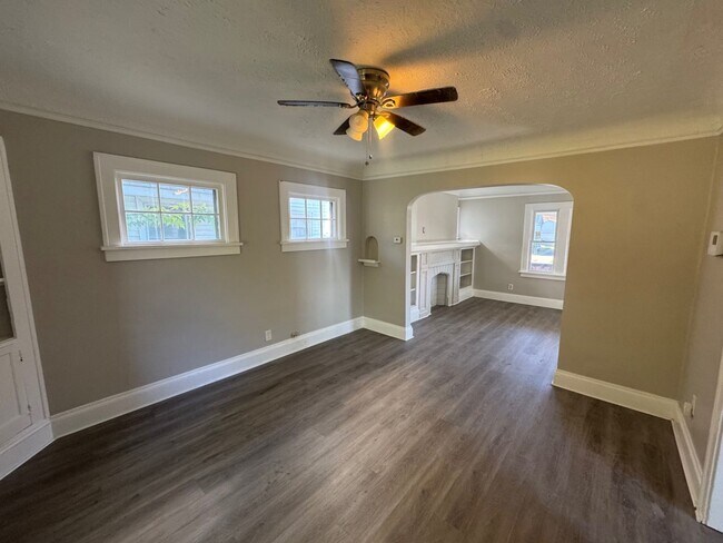 Building Photo - Charming 3-Bedroom Property in Prime Location