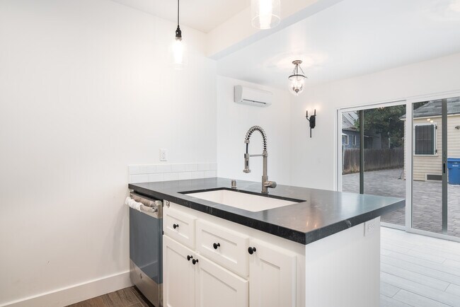 Building Photo - 1233 N Gower St